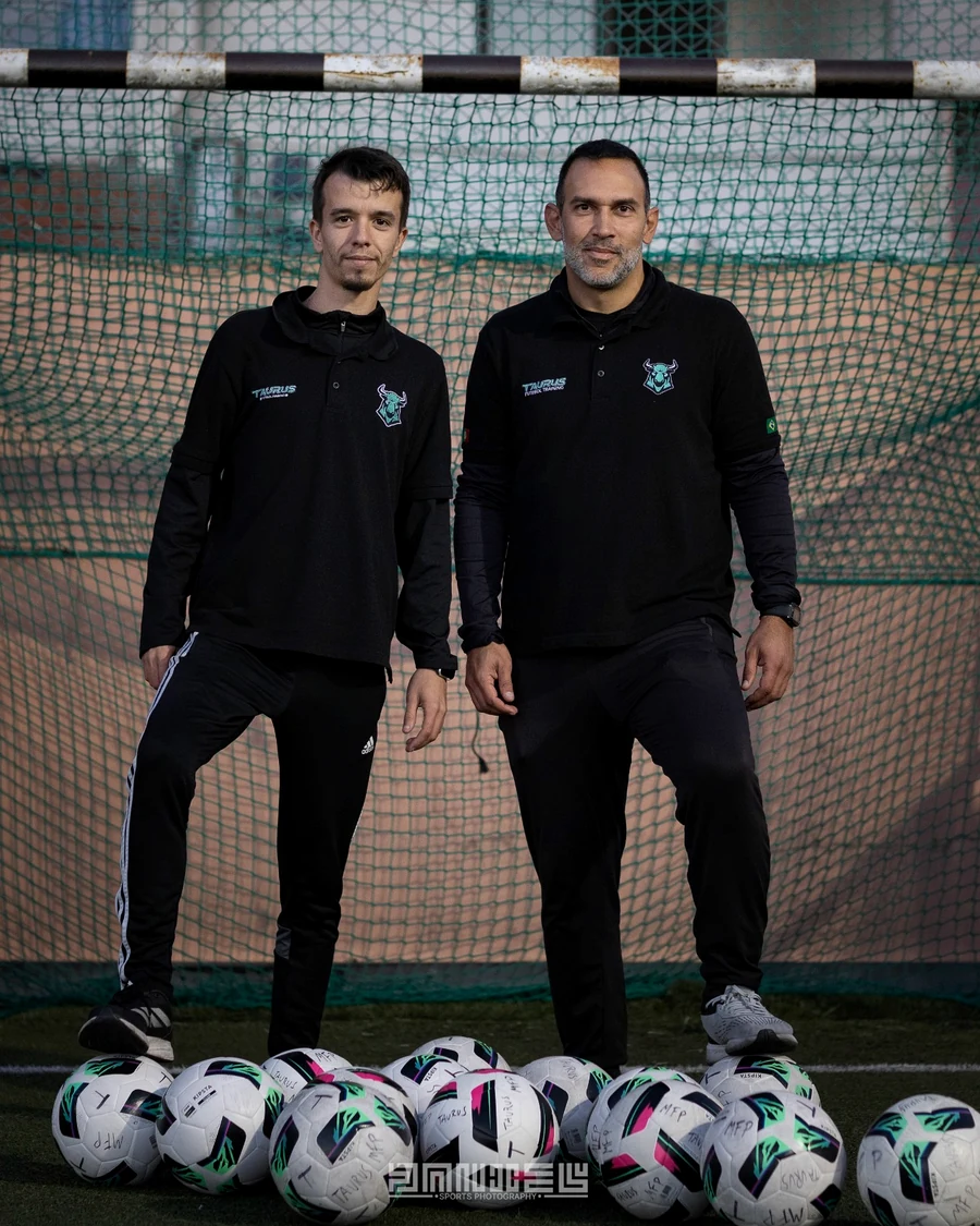 Místeres Felipe e Daniel da Taurus Futebol Training com bolas de futebol no campo