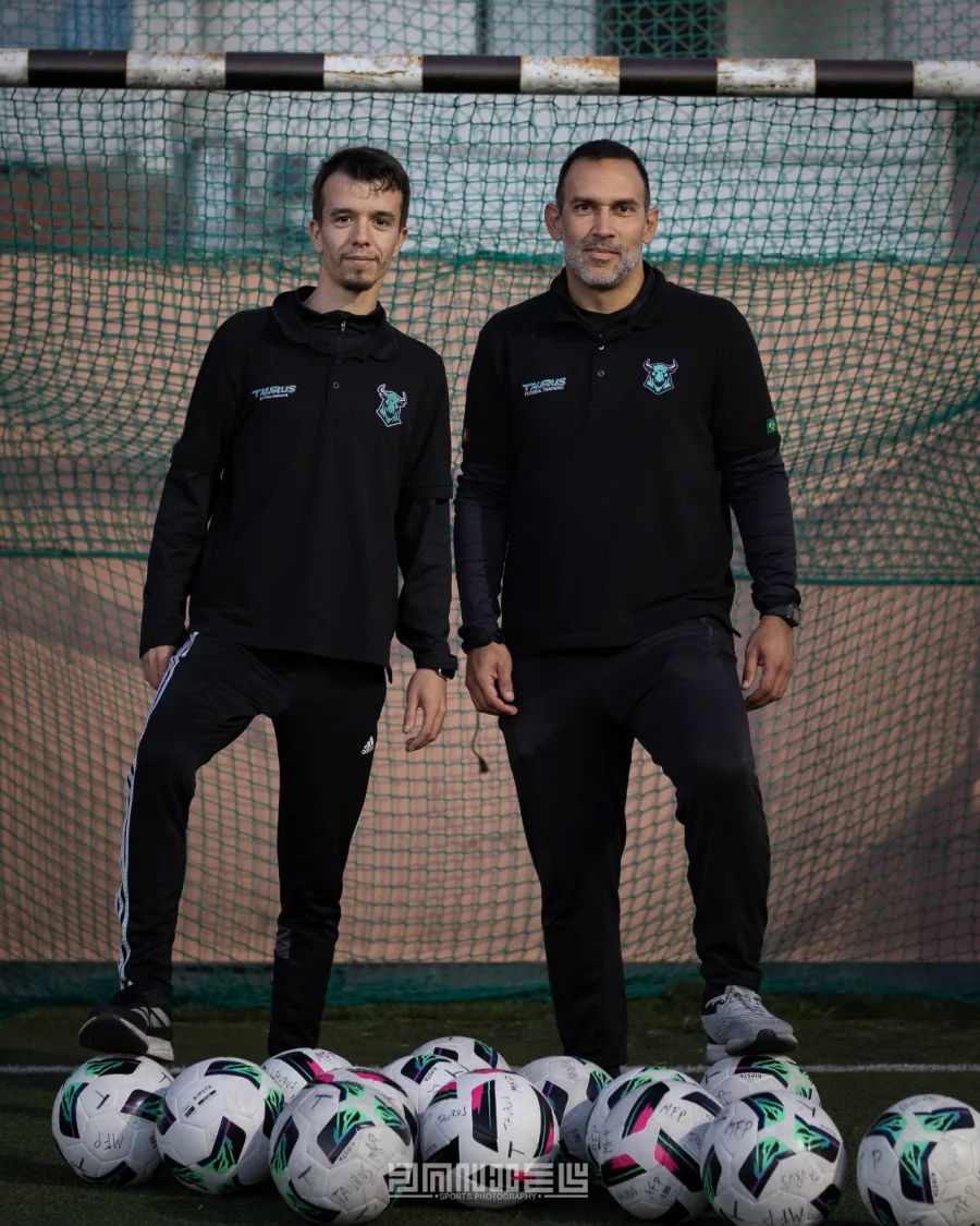 Equipa técnica da Taurus Futebol Training no campo