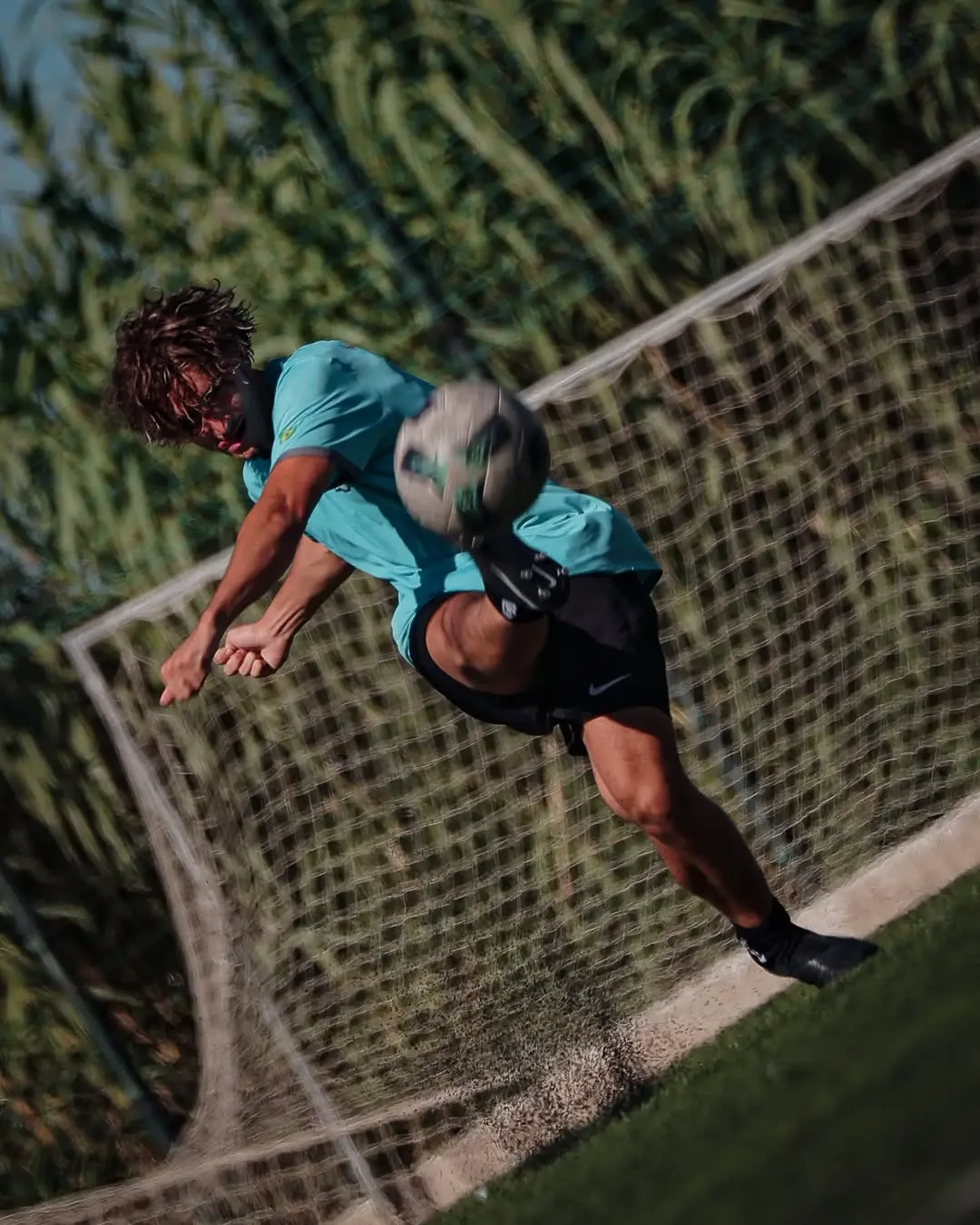 Atleta da Taurus disputa uma bola pelo ar