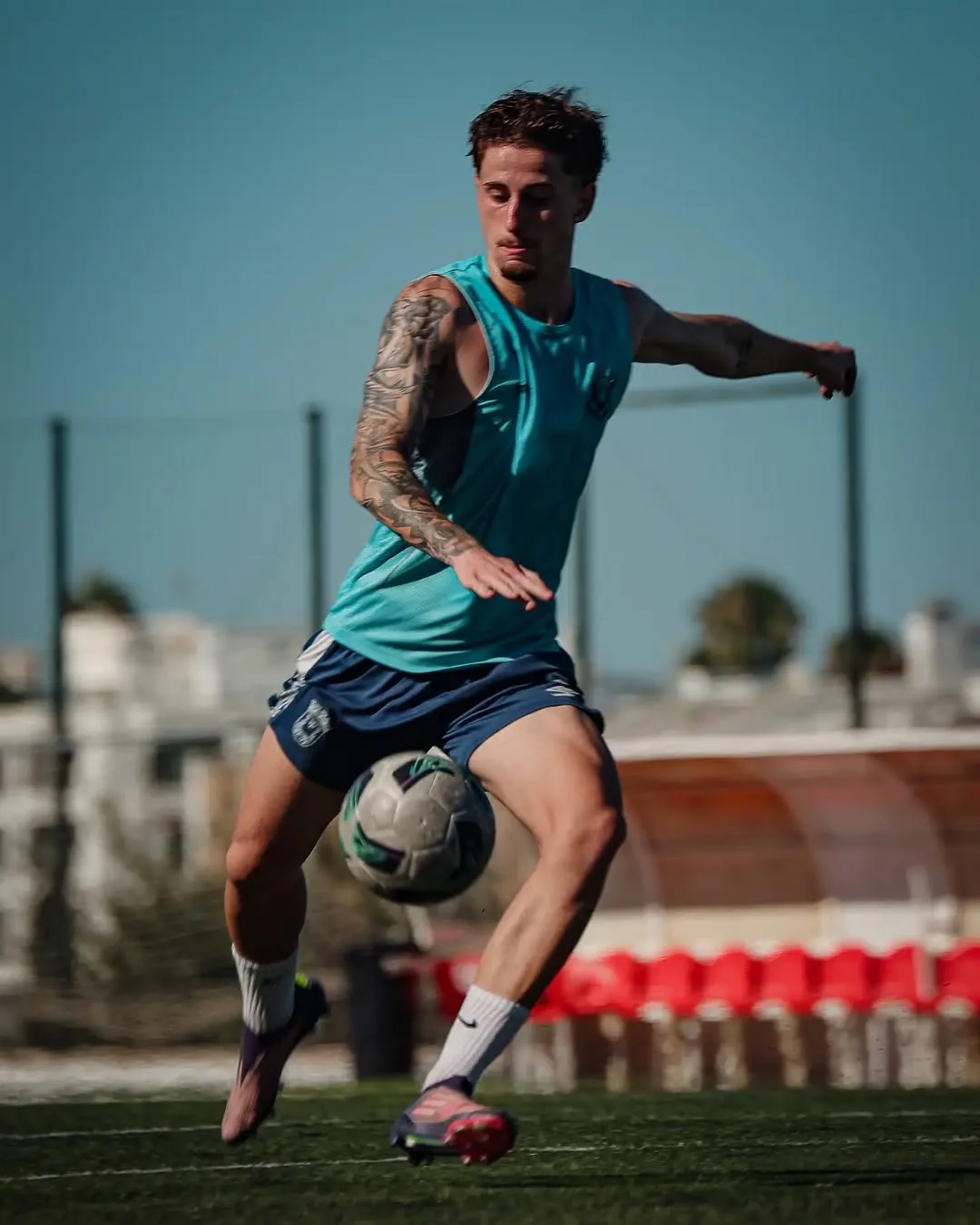 Atleta da Taurus trabalha controlo de bola numa sessão técnica